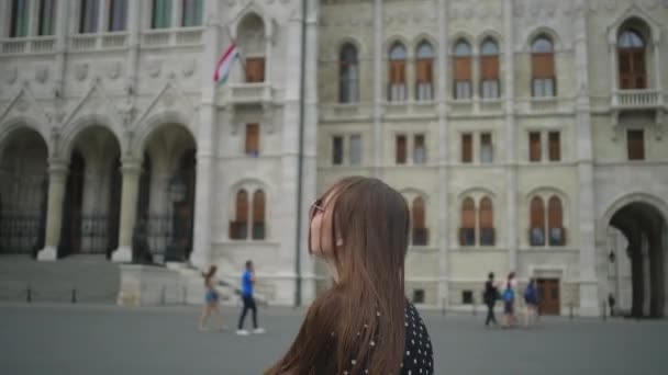 Mädchen springen vor Freude im Freien — Stockvideo