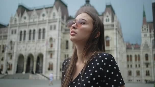 Mulher está descansando na praça da cidade europeia — Vídeo de Stock