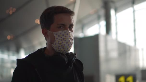 Usando máscara no aeroporto para evitar a infecção pelo vírus — Vídeo de Stock