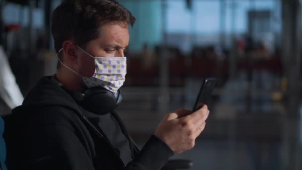 Hombre tomando precauciones y usando máscara médica en público — Vídeos de Stock