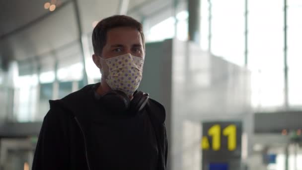 공항에서 의료용 마스크를 쓴 남자 — 비디오