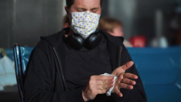 Schoonmaken van handen met doekjes en het dragen van masker om te beschermen tegen coronavirus in het openbaar — Stockvideo