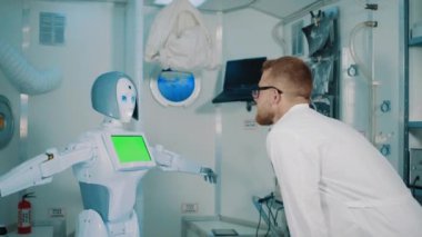 İnsansı robotların el hareketleri bilim laboratuarında tekrarlanıyor.