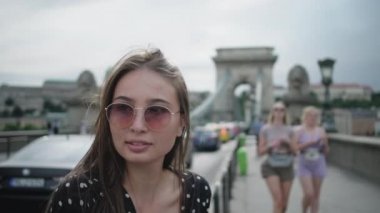 Budapeşte, Macaristan 'da güzel bir esmerin açık hava portresi.