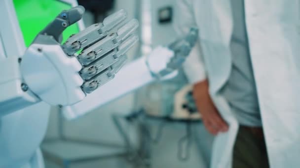 Mãos mecânicas móveis de robô humanoide em laboratório — Vídeo de Stock