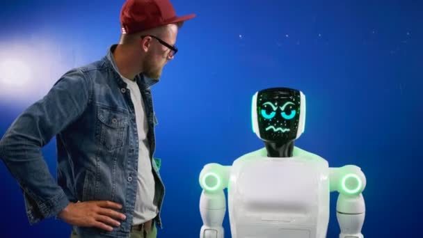 Mannen tittar på arg robot — Stockvideo