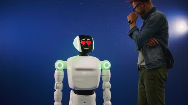 Robô humanóide amoroso e visitante homem de exposição — Vídeo de Stock