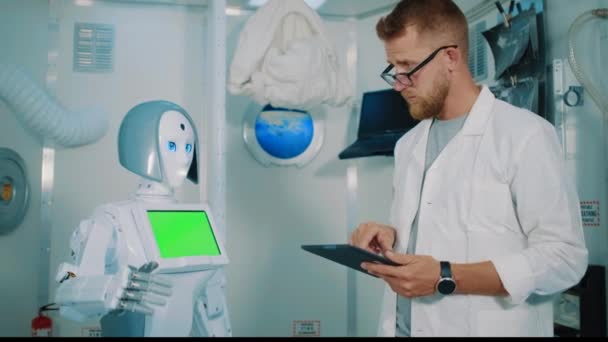 Développeur homme programme robot humanoïde pour donner cinq — Video