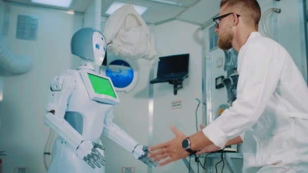 Robô humanóide está repetindo movimentos de mãos do homem em laboratório de ciências — Vídeo de Stock