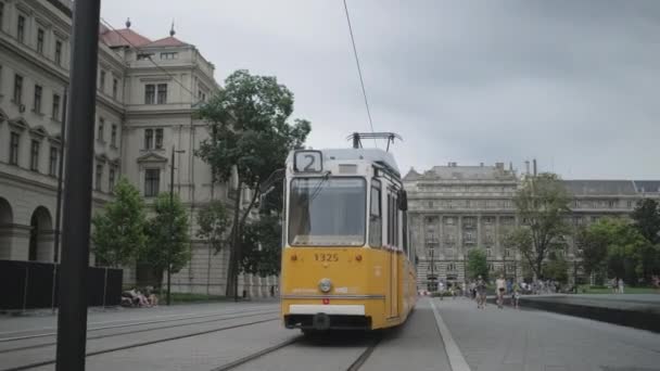 Tranvía amarillo retro en la plaza Kossuth en Budapest, Hungría — Vídeo de stock