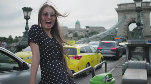 Městský portrét odvážné brunetky ve slunečních brýlích. Budapešť, Maďarsko — Stock video
