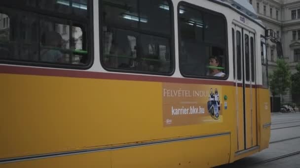 Traveling by old yellow tram in Budapest, Hungary — Stock Video