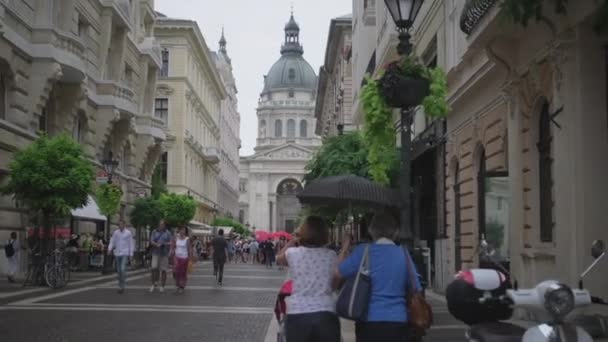 Budapest stadsbild med människor Zrinyi gatan och St Stephens Basilica, Ungern — Stockvideo