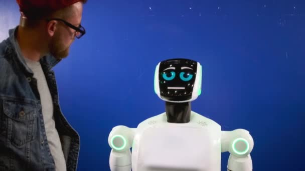 Man is talking with sad humanoid robot, express emotion — Stock Video