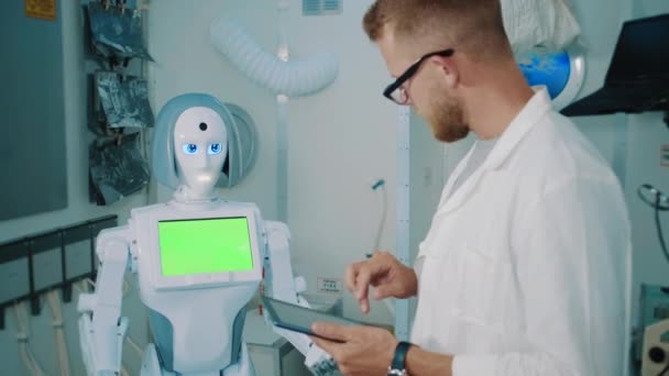 Forskare programmerar humanoid robot i labbet — Stockvideo