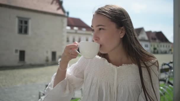 Ontbijt in het stadscafé, vrouw drinkt koffie — Stockvideo