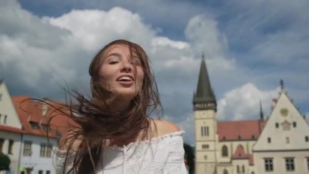 Glad sommar semester för ung kvinna i Europa — Stockvideo