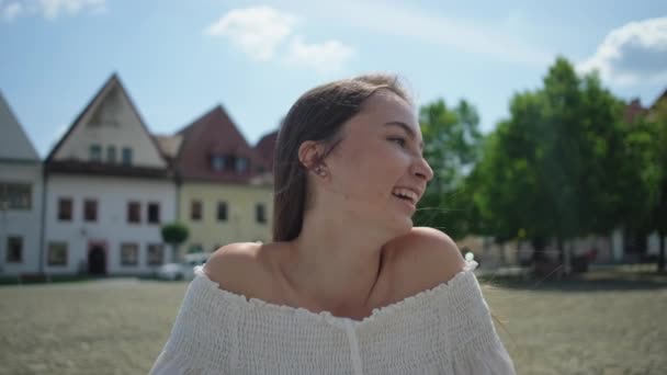 Female tourist in center of small town Bardejov in Slovakia — Stock video