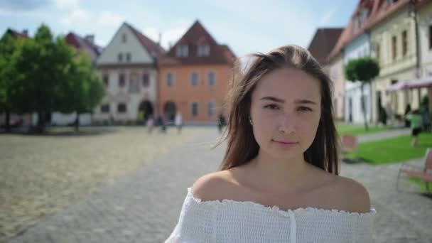 Прогулки в европейском городе Бардейов в Словакии во время летних каникул — стоковое видео