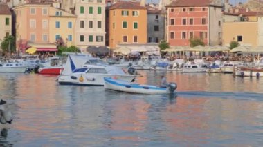 Yelkenli motorlu Rovinj iskelesi, Hırvatistan