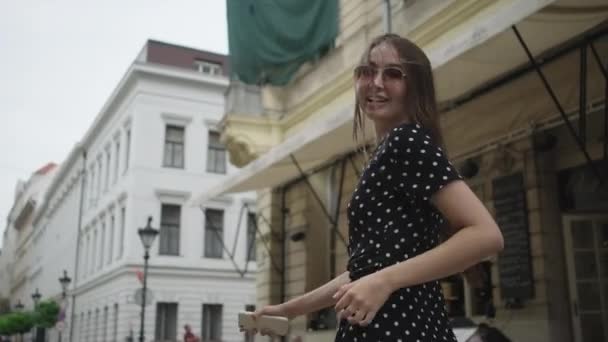Happy running girl in the street of Budapest, Hungary — Stock video