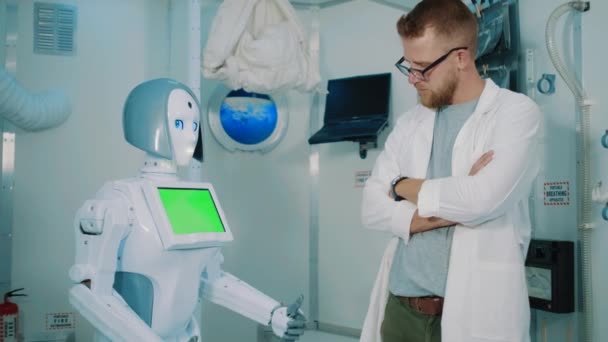 Robot is showing thumbs up, man is patting on shoulder — Stock video