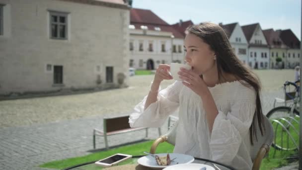 Hora de relaxar com café e sobremesa — Vídeo de Stock