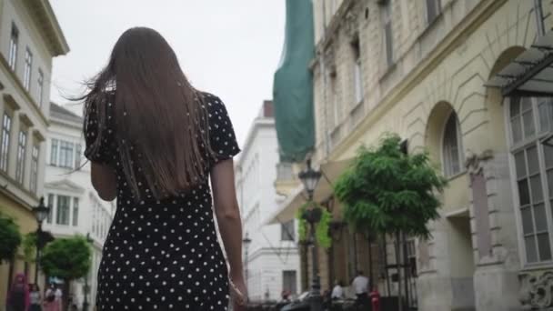 Gondtalan mosolygós barna nő rohangál Budapest utcáin — Stock videók