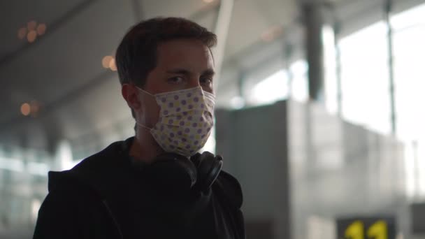 Usar máscara en el aeropuerto para evitar la infección por el virus — Vídeo de stock