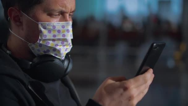 Hombre con máscara en público. Protección sanitaria — Vídeos de Stock