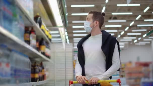 Comprador está de compras en el supermercado durante la epidemia de coronavirus — Vídeos de Stock