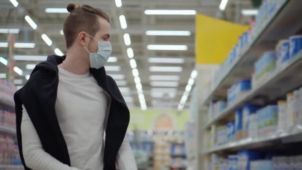 Man in medical mask at the supermarket during coronavirus pandemic — Stock Video