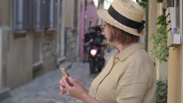 Donna matura con cellulare nella strada della città — Video Stock