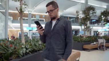 Havaalanı dinlenme odasında insan internette sörf yapıyor.