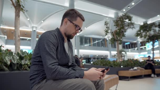 Hall de embarque do aeroporto de Istambul, homem com smartphone — Vídeo de Stock