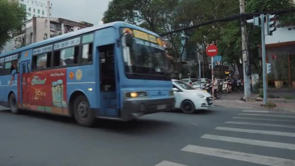 Ho Chi Minh City, Vietnam - augusti 2019: trafik med kollektivtrafik och privat transport i asiatiska staden — Stockvideo