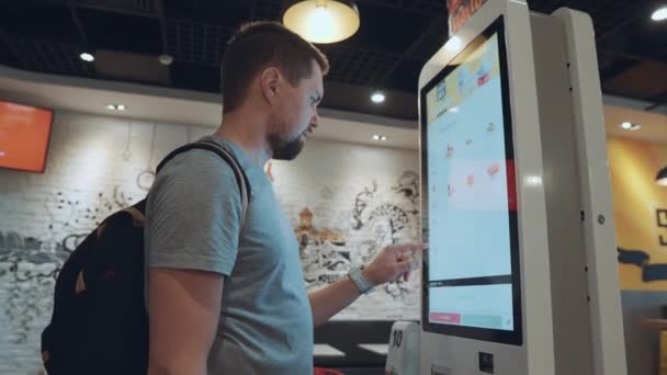 Comprar comida com terminal touchscreen no McDonalds — Vídeo de Stock