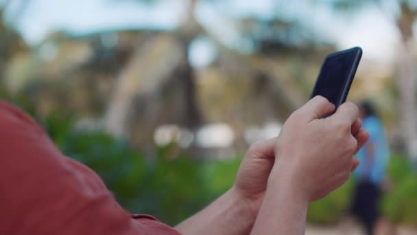 Использование смартфона в путешествиях, мужские руки — стоковое видео