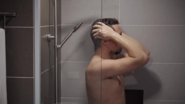 Мужчина принимает расслабляющий душ — стоковое видео