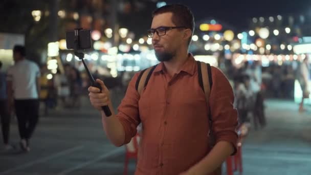 Homme ayant un chat vidéo sur mobile en plein air la nuit — Video