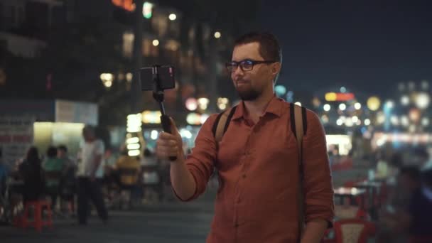 Gezgin gece kentinde selfie çekiyor. — Stok video