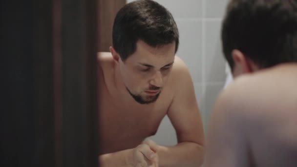 Hombre está lavando la cara en el baño por la mañana — Vídeos de Stock