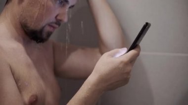 Hayatını internette yaşıyor.