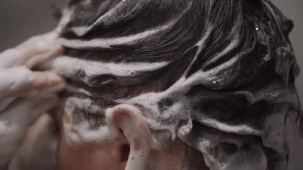 Muž mytí vlasů — Stock video