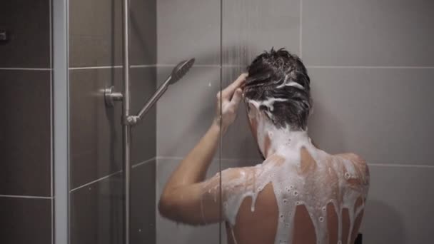 Homme prenant une douche — Video