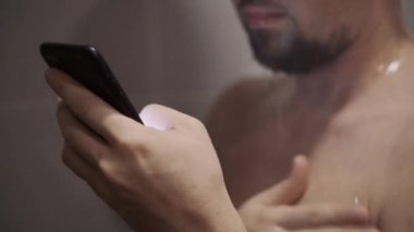 Gezici bağımlısı adam duş alıyor.