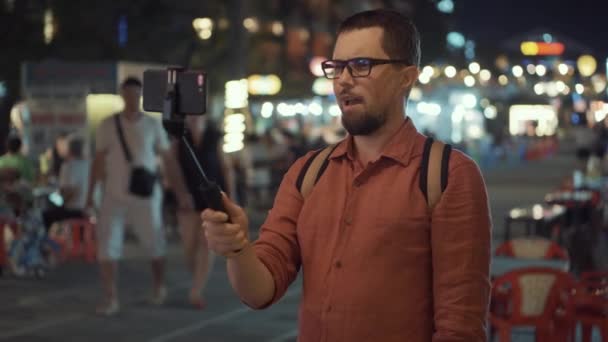 Viajante masculino está filmando-se por smartphone na rua na Ásia — Vídeo de Stock