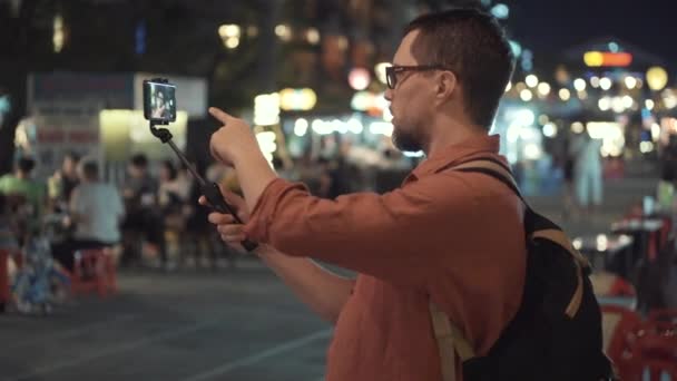 Seyahat vlog kaydedicisi cep telefonuyla canlı yayın — Stok video