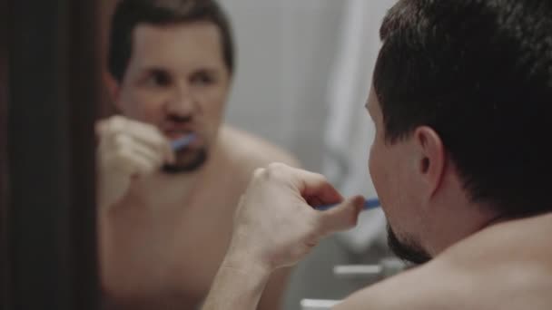 Brossage quotidien des dents dans la salle de bain — Video