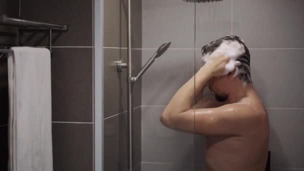 Hombre está lavando en ducha — Vídeo de stock